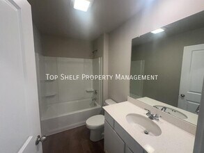 1407 NE Crossing Oaks Dr in Ankeny, IA - Foto de edificio - Building Photo