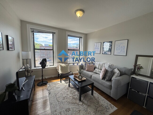 1942 Beacon St, Unit 1932-3 in Boston, MA - Building Photo - Building Photo