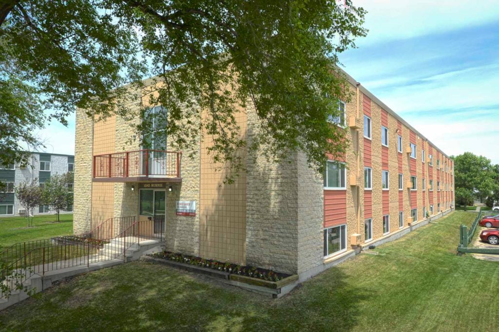 Munroe Manor in Winnipeg, MB - Building Photo