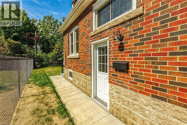 126 Auburn Ave in Hamilton, ON - Building Photo - Building Photo