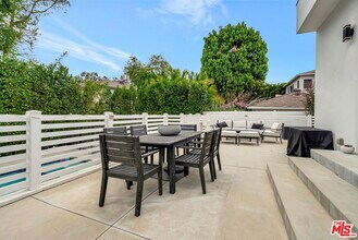 18600 Cantara St in Los Angeles, CA - Building Photo - Building Photo