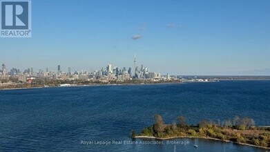 33 Shore Breeze Dr in Toronto, ON - Building Photo - Building Photo