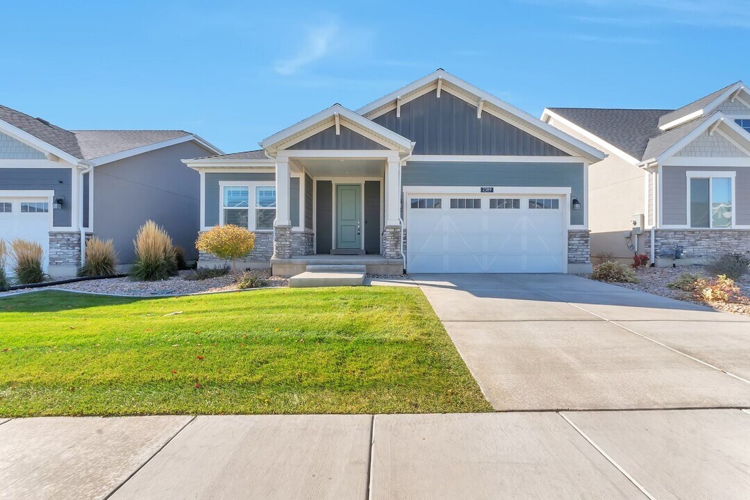 2389 N 4000 W in Eagle Mountain, UT - Building Photo