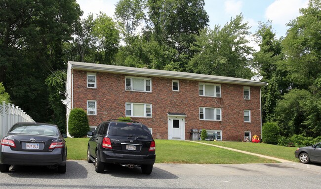 25 Walker Ave in Milford, MA - Foto de edificio - Building Photo