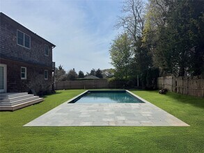 20 Alanson Ln in Hampton Bays, NY - Foto de edificio - Building Photo
