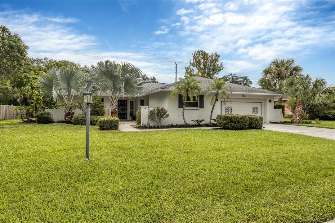 8127 Timber Lake Ln in Sarasota, FL - Building Photo