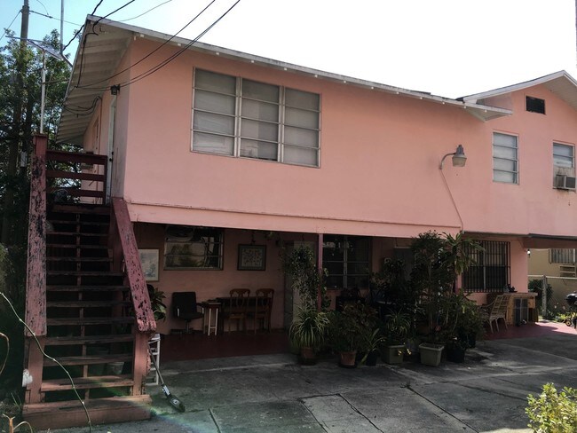 1520 NW 1st St in Miami, FL - Foto de edificio - Building Photo