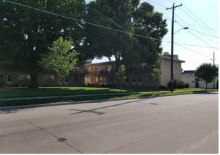 Maplewood Townhomes in Oshkosh, WI - Building Photo - Building Photo