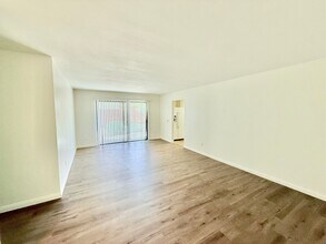 18335 Reata Way in San Diego, CA - Building Photo - Building Photo