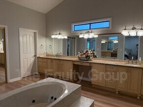 5418 W Sweet Dr in Visalia, CA - Building Photo - Building Photo