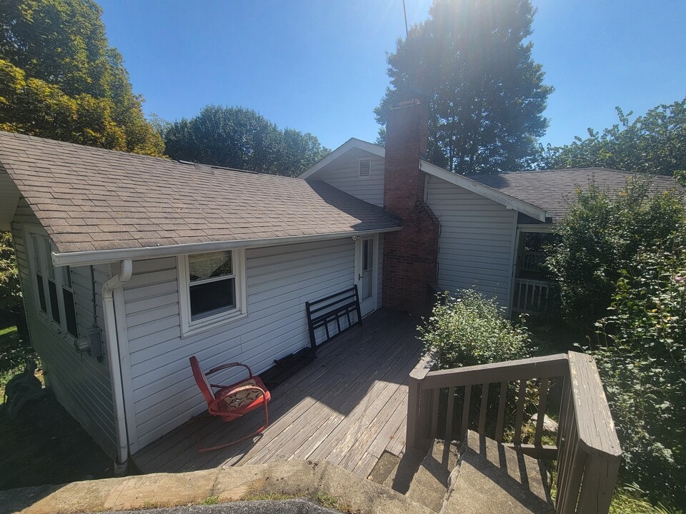 112 Rogers Cove Rd in Waynesville, NC - Building Photo