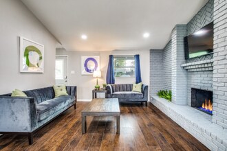 831 Loganwood Ave in Richardson, TX - Foto de edificio - Building Photo