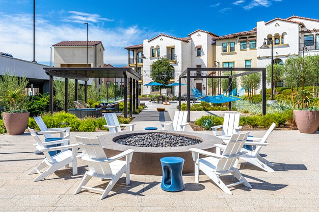 The Courtyards Pacific Village in San Diego, CA - Foto de edificio - Building Photo