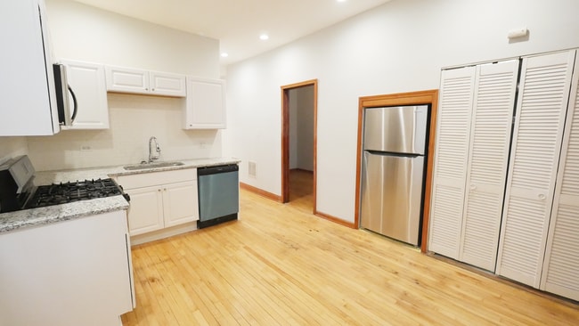 1422 N Maplewood Ave, Unit 2F in Chicago, IL - Foto de edificio - Building Photo