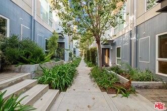 5637 W Observation Ln in Los Angeles, CA - Building Photo - Building Photo