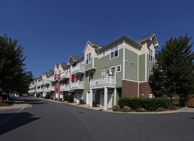 Walnut Hill Condominiums in Charlotte, NC - Foto de edificio - Building Photo