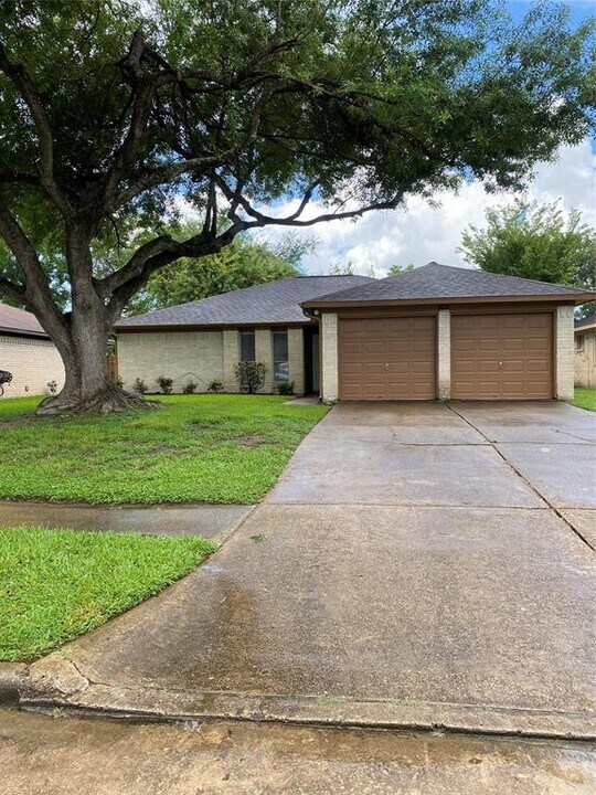 410 Reseda Dr in Webster, TX - Building Photo