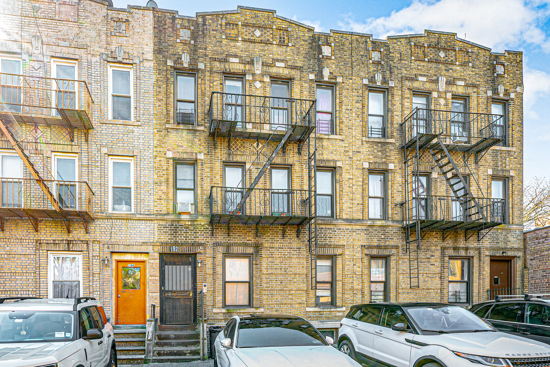 192 Lawrence Ave in Brooklyn, NY - Building Photo