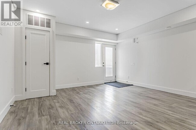 1088 Avenue Rd in Toronto, ON - Building Photo - Building Photo