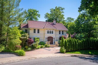 87 Arleigh Rd in Great Neck, NY - Foto de edificio - Building Photo