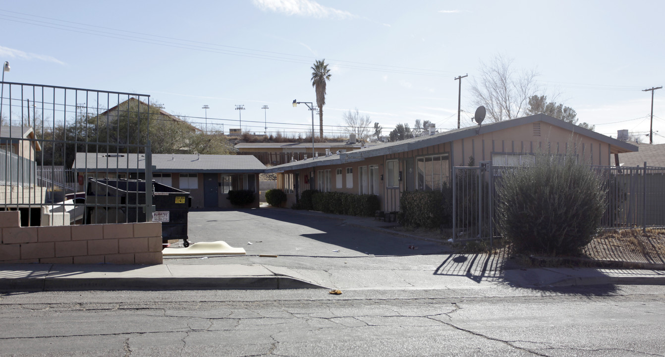 530-540 W Fredricks St in Barstow, CA - Building Photo