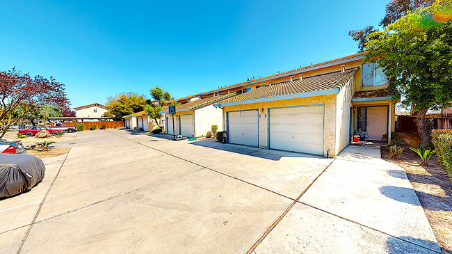 Racquet Club Townhouses in Los Banos, CA - Building Photo - Building Photo