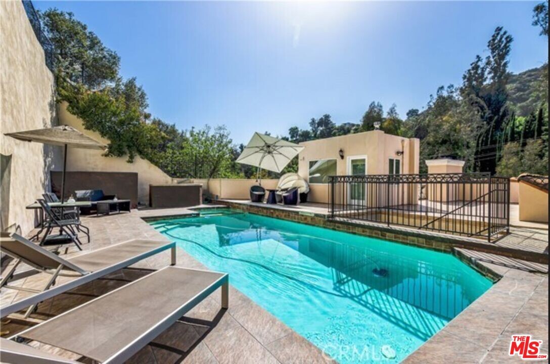 2328 Benedict Canyon Drive in Beverly Hills, CA - Building Photo