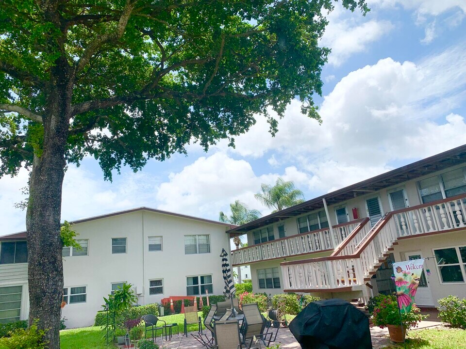5 Sussex A in West Palm Beach, FL - Building Photo
