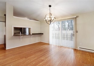 12 Little River Ln in Middletown, CT - Foto de edificio - Building Photo