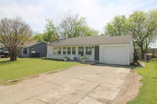 3119 Eisenhower Dr in Dallas, TX - Building Photo