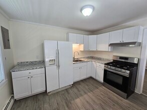 30 Halstead St in Kittery, ME - Building Photo - Building Photo