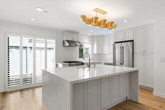 1063 Dover Dr in Newport Beach, CA - Building Photo - Building Photo