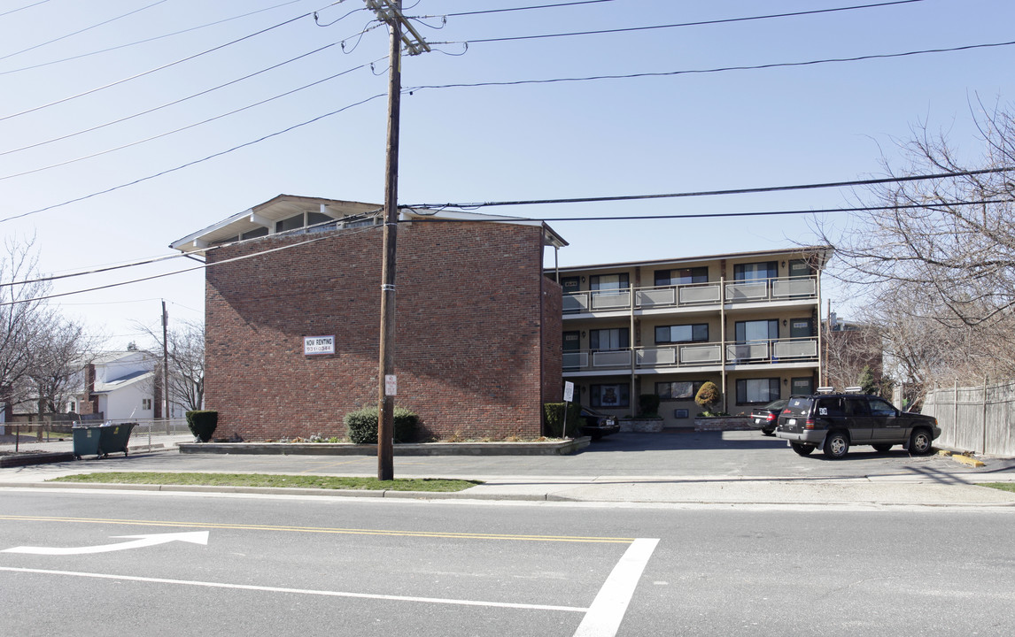 9 Beach Walk in Island Park, NY - Foto de edificio