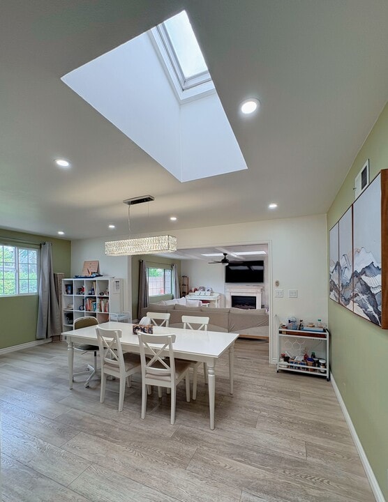 10322 Barbara Anne St in Cypress, CA - Foto de edificio