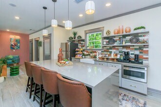 Azalea Place in Tallahassee, FL - Foto de edificio - Building Photo