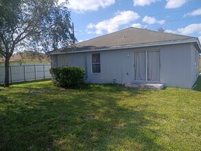 1902 NW 83rd St in Miami, FL - Foto de edificio - Building Photo