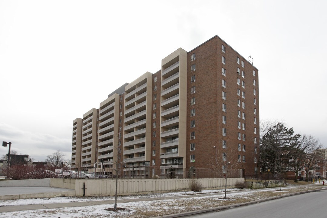 9 Four Winds Dr in Toronto, ON - Building Photo