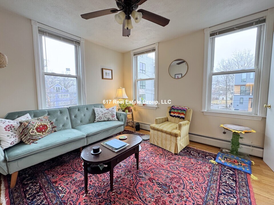 10 Leverett St, Unit 2 in Brookline, MA - Building Photo
