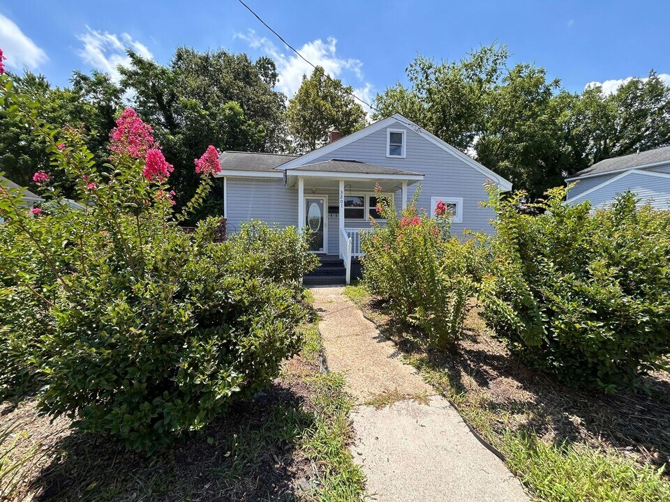 3201 Downes St in Portsmouth, VA - Building Photo