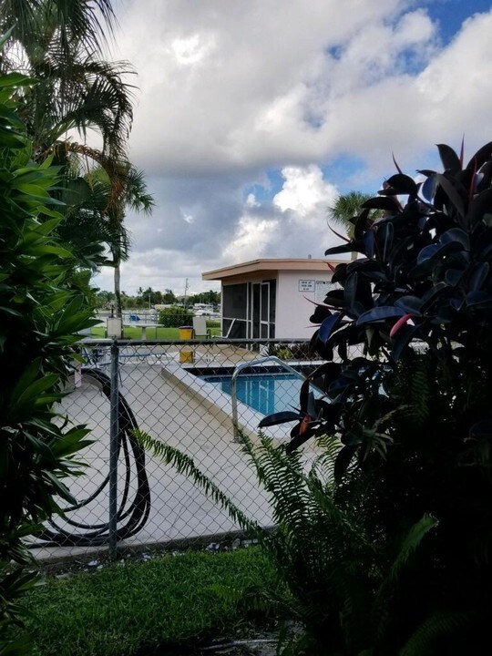 725 Hummingbird Way-Unit -105 in North Palm Beach, FL - Building Photo