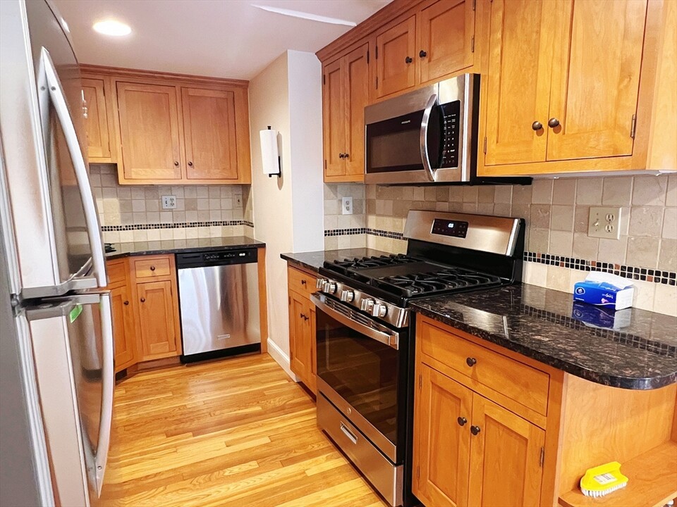 26 B Pleasant St in Wellesley, MA - Building Photo