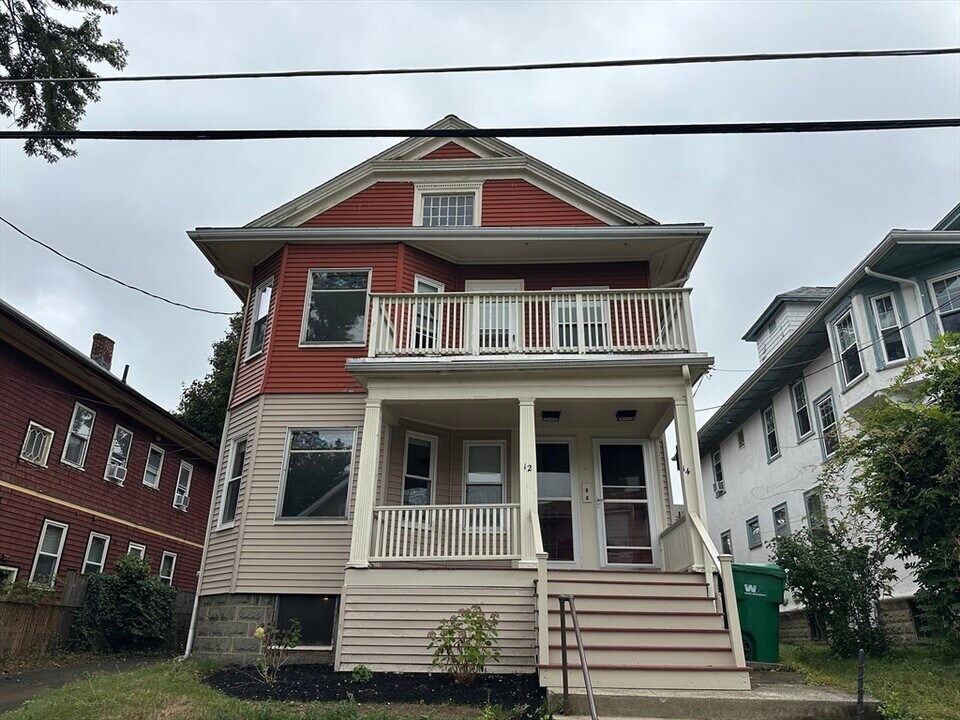 12 Quincy St in Medford, MA - Building Photo