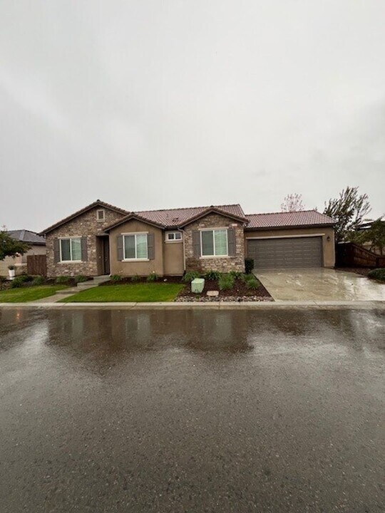 4907 W Flagstaff Ave in Visalia, CA - Foto de edificio