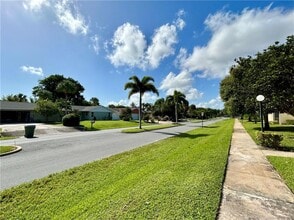 200 SE Four Winds Dr in Stuart, FL - Building Photo - Building Photo