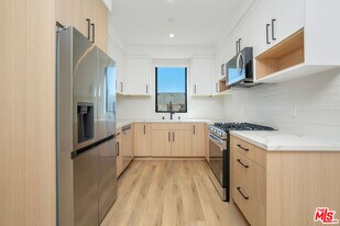 111 Orlando Ave in Los Angeles, CA - Building Photo