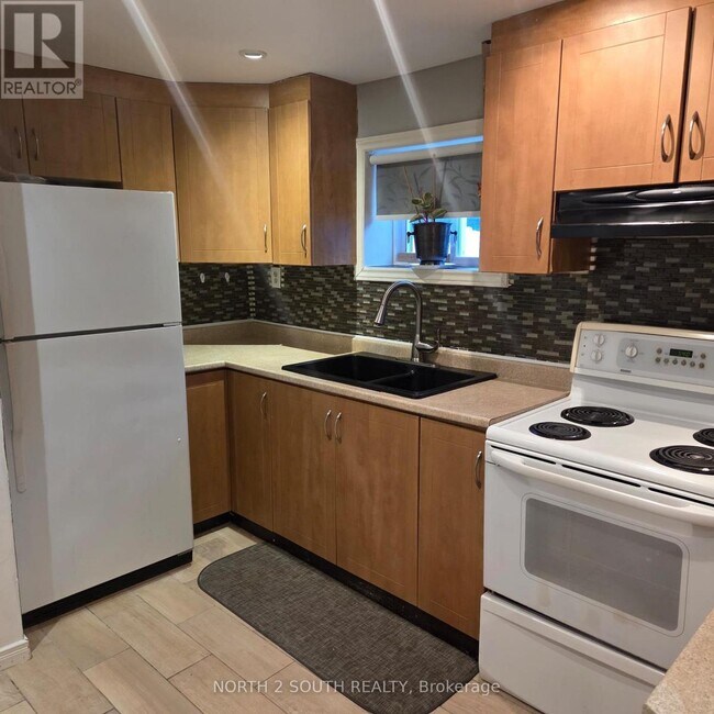 7739 Priory Crescent in Mississauga, ON - Building Photo - Building Photo