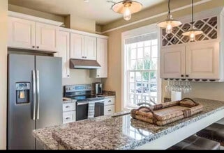 685 Peace Portal Dr, Unit 302 in Blaine, WA - Building Photo - Building Photo