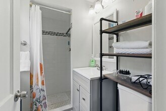 42 Newman Rd, Unit #3 in Malden, MA - Foto de edificio - Building Photo