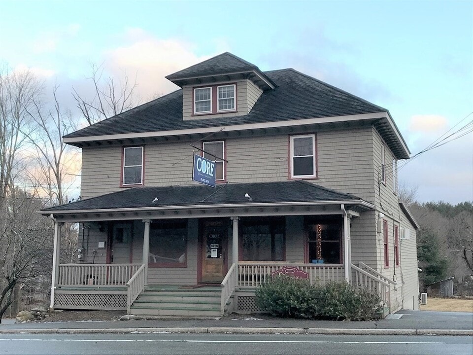 62 W Main St in Upton, MA - Building Photo