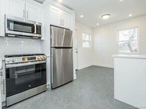 2 B Jefferson Ct in Roslyn Heights, NY - Foto de edificio - Building Photo